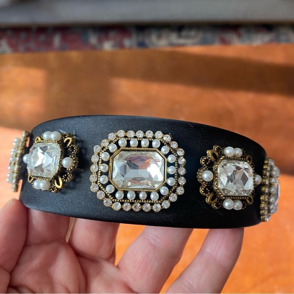 🩷 Black Headband with Gold and Crystal Embellishments - Picture 4 of 9